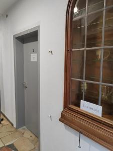 una ventana con un cartel al lado de una puerta en Luitpold14 Prichsenstadt en Prichsenstadt