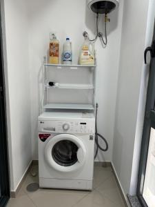- un lave-linge et un sèche-linge dans une petite pièce dans l'établissement Holiday Apartments TF, à Praia