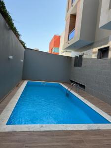 - une piscine sur le côté d'un bâtiment dans l'établissement Holiday Apartments TF, à Praia
