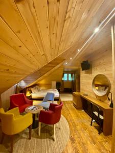 Zimmer mit einem Bett, einem Schreibtisch und Stühlen in der Unterkunft Hotel Porto Tara in Žabljak