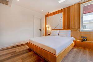 Schlafzimmer mit einem Bett und einem Fenster in der Unterkunft Dulcet Hotel in Antalya