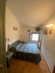 małą sypialnię z łóżkiem w pokoju w obiekcie Da Nonna Gina w mieście Pescasseroli