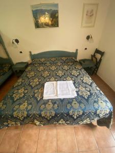una camera con letto e piumone blu di Da Nonna Gina a Pescasseroli