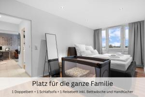 a living room with a bed and a table at Urban Jungle Industríal Parkplatz Balkon Business in Dreieich