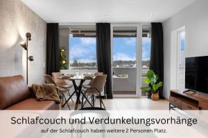 uma sala de estar com um sofá e uma mesa em Business Frankfurt Family FreeParking Netflix Wifi em Dreieich