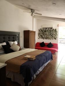 - une chambre avec un grand lit dans l'établissement Casa de campo Amapolas, à Treinta