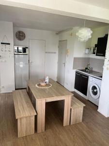 a living room with a table and a kitchen at Appartement port dienville in Dienville +4 photos