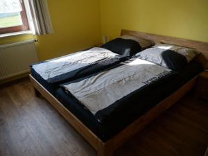 - un grand lit dans une chambre avec fenêtre dans l'établissement Holiday apartment Brandl Haus 92, à Arrach