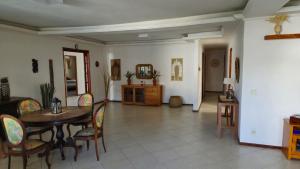 a living room with a table and chairs at Aldeia Maravista in Niterói