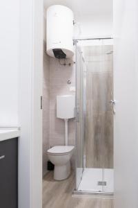 a bathroom with a toilet and a glass shower at [Centrale]Moderno Monolocale a 10 passi dal centro in Padova