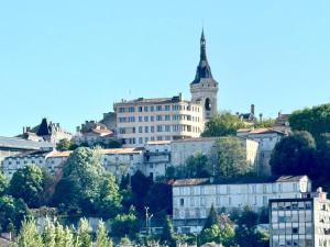 widok na miasto z wysokim budynkiem w obiekcie Idéal couples & pro - Patio extérieur- Proche centre ville et gare - Promenade au bord de la Charente - Parking à proximité - Wifi très haut debit - Équipement premium -Netflix w mieście Angoulême