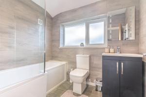 Ένα μπάνιο στο Large Home for Contractor & Families close to Birmingham City Centre & Attractions & M5 +59 φωτογραφίες