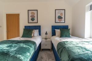 Ένα ή περισσότερα κρεβάτια σε δωμάτιο στο Large Home for Contractor & Families close to Birmingham City Centre & Attractions & M5