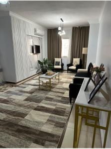 New cairo的住宿－Quite apartment with positive vibes，客厅配有沙发和桌子