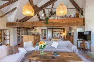 uma sala de estar com dois sofás e uma mesa em La Maison des Chalands em Blois