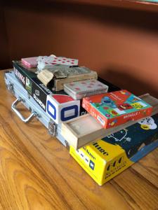 ein Spielzeugzug auf einem Tisch mit Büchern in der Unterkunft Péniche hollandaise cosy in Dole