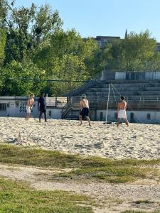 Goście zatrzymujący się w obiekcie Idéal couples & pro - Patio extérieur- Proche centre ville et gare - Promenade au bord de la Charente - Parking à proximité - Wifi très haut debit - Équipement premium -Netflix