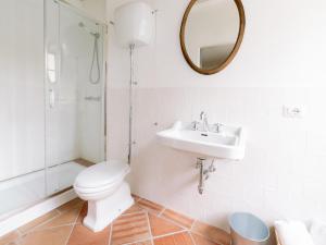 ein Badezimmer mit einem WC, einem Waschbecken und einem Spiegel in der Unterkunft Casa Aquadulza in Tremezzo