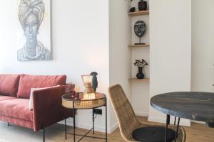 een woonkamer met een bank en een tafel bij African-Style Apartment in Koblenz