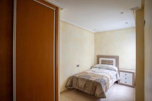 a bedroom with a bed in a room at Apartamento 1 Calle Tierno Galvan in Cox