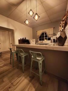 uma cozinha com quatro bancos e um balcão num quarto em Apartamento Alicia em Comayagua