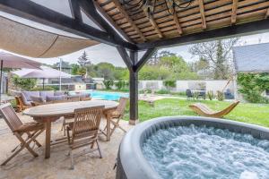 Bazén v ubytovaní Le Cottage de Chitenay alebo v jeho blízkosti