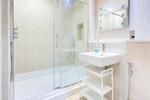 Um banheiro em 4 Bedroom and Livingroom Luxury Villa In Central London