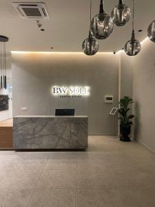 ベオグラードにあるBest View Belgrade Waterfrontの壁にAEV SOLLEの看板が掲げられたロビー