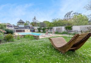 Bazén v ubytovaní Le Cottage de Chitenay alebo v jeho blízkosti