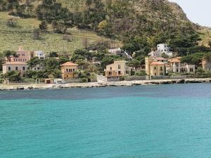 un gruppo di case su una collina vicino all'acqua di Ovidio home a Palermo