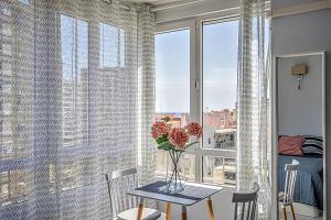 Un balcon sau o terasă la Elegant studio with pool and seaview