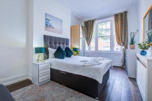 Cama ou camas em um quarto em 4 Bedroom and Livingroom Luxury Villa In Central London