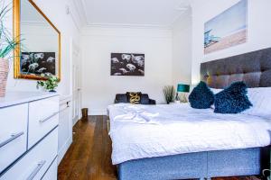 Cama ou camas em um quarto em 4 Bedroom and Livingroom Luxury Villa In Central London