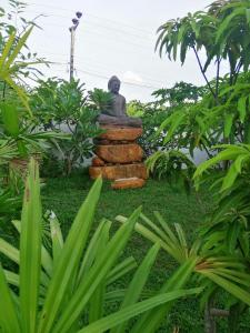 een standbeeld op een berg stenen bij New Cinnoman Villa in Bentota