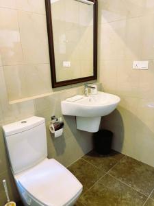 Een badkamer bij New Cinnoman Villa