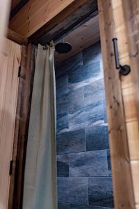 Vannituba majutusasutuses The Secluded Reset Button Cabin