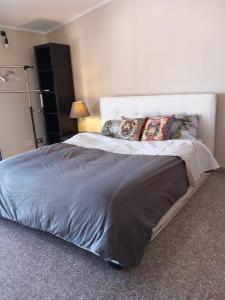 um quarto com uma cama grande com almofadas em Bluesky apartment em Giardini Naxos