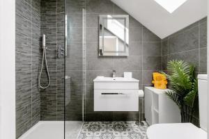 Un baño con ducha, inodoro y lavabo. en Ashwood bed and breakfast, en Truro