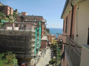 - Vistas a una calle de la ciudad desde un edificio en Home, en Riomaggiore