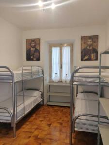Tempat tidur susun dalam kamar di Locanda Maddalena - Accoglienza Pellegrini