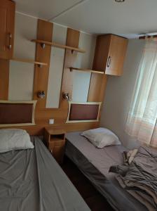 Letto o letti in una camera di CHEZ ISA - Mobil home 2 ch - vue direct sur mer