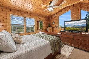 Säng eller sängar i ett rum på Cozy Cabin in the Smokies!!! Fully Furnished and complete with community indoor and outdoor pools and spas, game and fitness rooms as well as a private Hot Tub