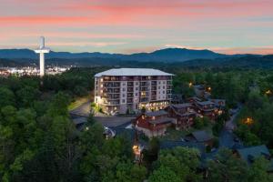 uma vista aérea de um hotel com um moinho de vento em Cozy Cabin in the Smokies!!! Fully Furnished and complete with community indoor and outdoor pools and spas, game and fitness rooms as well as a private Hot Tub em Pigeon Forge