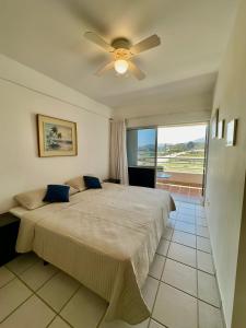 a bedroom with a bed and a ceiling fan at Apartamento Isla de Margarita,Porlamar, Pampatar in Porlamar