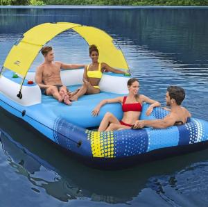 um grupo de pessoas sentadas em um barco inflável na água em CaluIII em Búzios