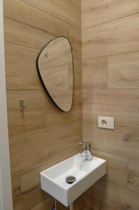 uma casa de banho com um lavatório e um espelho em Locanda Maddalena - Accoglienza Pellegrini em Montefiascone