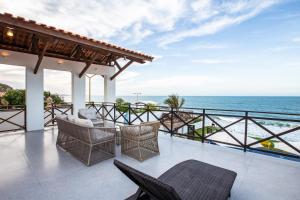 a balcony with a view of the ocean at Casa La Baule in Aquiraz