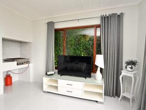 una sala de estar con TV de pantalla plana en un armario en Cloud59, en Tygerberg Hills