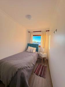 a small bedroom with a bed and a window at Moderno y acogedor dpto 2D in Los Ángeles