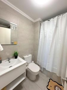 ロス・アンヘレスにあるModerno y acogedor dpto 2Dの白いバスルーム(トイレ、シンク付)